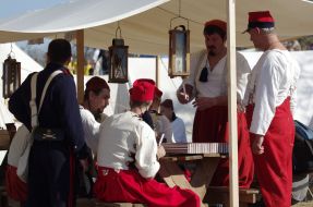 Участники военно-исторической реконструкции