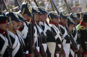 Учасники військово-історичної реконструкції у формі російських солдат