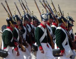 Учасники військово-історичної реконструкції у формі російських солдат