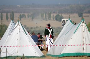 Учасники військово-історичної реконструкції біля шатер