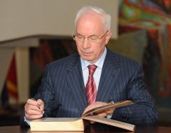 Микола Азаров