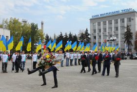 Учасники покладання квітів