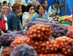 Women choose agricultural products