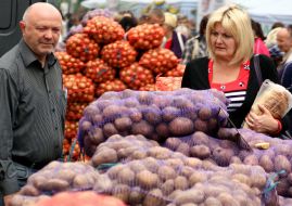 Visitors choose potatoes