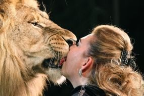 Lyudmila Shevchenko are kissing a lion