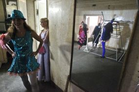 Сircus artists behind the scenes