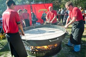 Cooks fry 100-meter homemade sausage