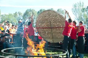 Cooks fry 100-meter homemade sausage