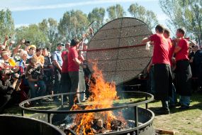 Cooks fry 100-meter homemade sausage