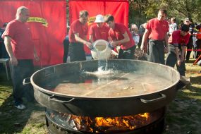 Cooks fry 100-meter homemade sausage