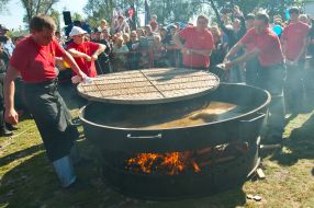 Cooks fry 100-meter homemade sausage