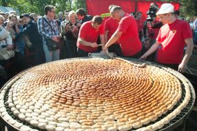 Cooks fry 100-meter homemade sausage