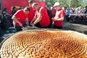 Cooks fry 100-meter homemade sausage