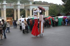 Actors on stilts