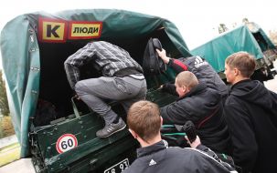 Призывники садятся в кузов автомобиля 