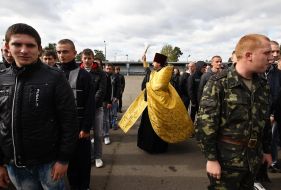 Священник благословляет призывников