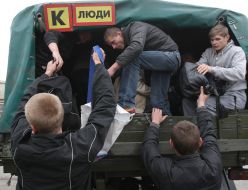 Призывники садятся в кузов автомобиля 