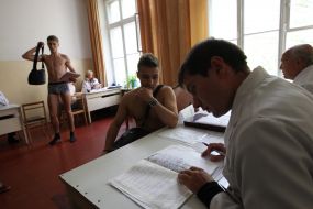 Призывники проходят медкомиссию