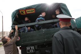 Призывники сидят в кузове автомобиля