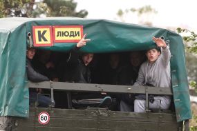 Призывники сидят в кузове автомобиля