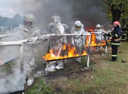 Rescuers overcome the obstacle