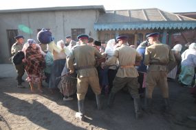 Actors of crowd scenes