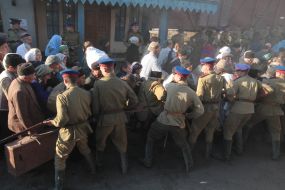 Actors of crowd scenes