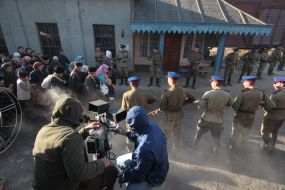 Actors of crowd scenes