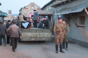 Actors of crowd scenes