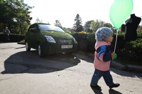 A girl hold a ball at Eco-Chic-Party 5