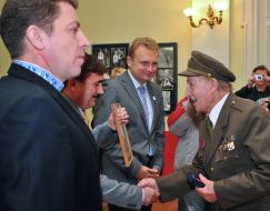 Andrey Sadovyy during the awarding of veterans of UPA