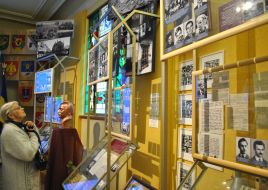 The museum visitors considers exhibits