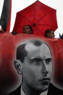 Участники Марша борьбы держат портрет Степана Бандеры