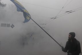 Участник Марша борьбы держит флаг