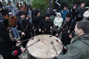 Участники митинга по случаю 70-летия УПА бьют в барабан