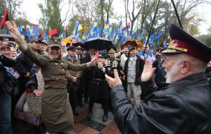 Женщина в форме УПА