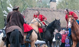 Козаки фехтують на шаблях