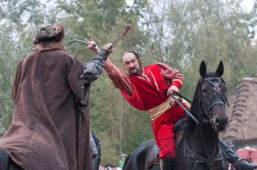 Козаки фехтують на шаблях