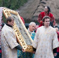 Священнослужителі несуть ікону