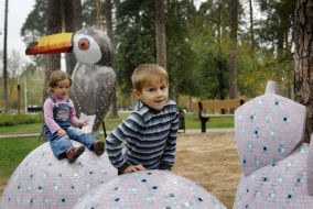 Дети возле скульптурных композиций