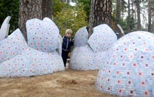 Ребенок возле скульптурных композиций