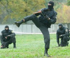 Боец показывает приемы рукопашного боя