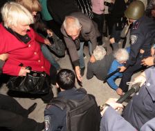 Працівники міліції не пускають людей на заборонений судом концерт