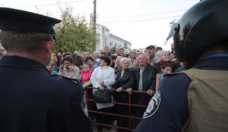 Працівники міліції не пускають людей на заборонений судом концерт
