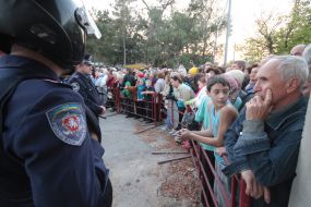 Сотрудники милиции не пускают людей на запрещенный судом концерт