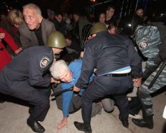 Сотрудники милиции не пускают людей на запрещенный судом концерт