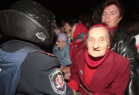 Сотрудники милиции не пускают людей на запрещенный судом концерт