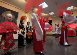 Children perform at the "Evening kimono"