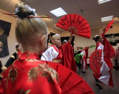 Children perform at the "Evening kimono"