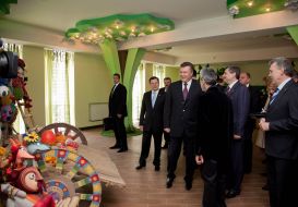 Viktor Yanukovych in the puppet theater